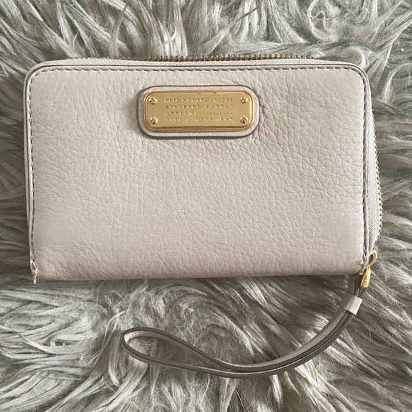 Q Wingman Small Leather Wristlet - Picture 1 of 5